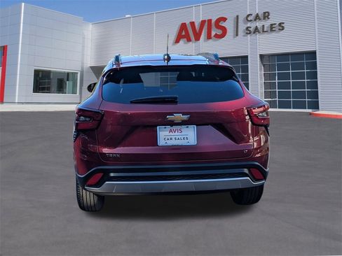 Used 2025 Chevrolet Trax LT w/ LT Convenience Package image 9