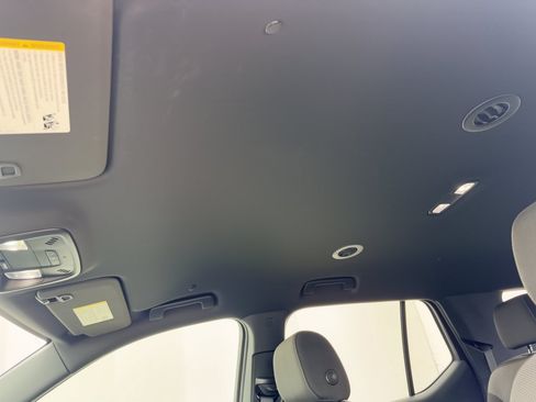 Used 2023 Chevrolet Traverse LT FWD image 27