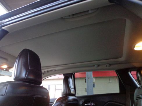 Used 2017 Jeep Cherokee Limited image 21