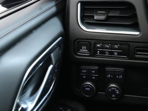 Used 2023 Chevrolet Suburban Z71 w/ Luxury Package image 17