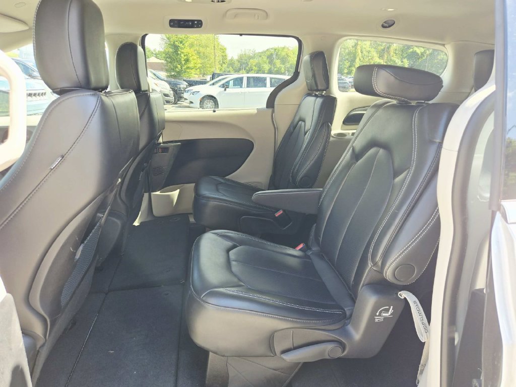 Used 2024 Chrysler Pacifica Touring-L FWD image 12