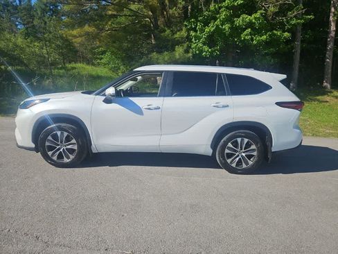 Used 2024 Toyota Highlander XLE AWD/4WD image 2