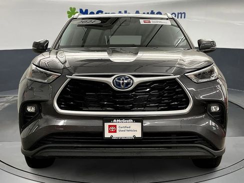 Used 2021 Toyota Highlander XLE image 3