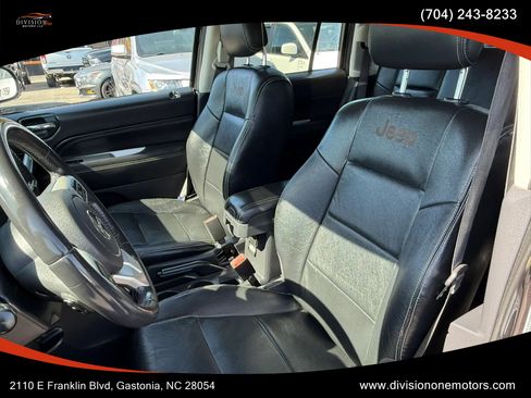 Used 2017 Jeep Compass Latitude AWD/4WD image 9