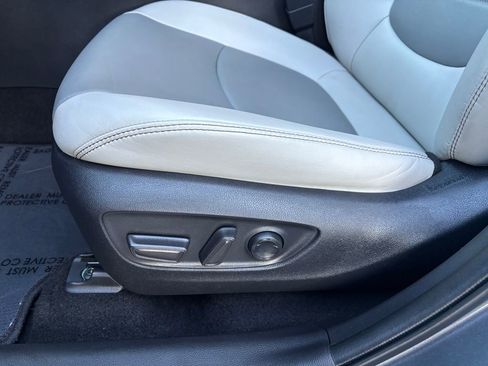 Used 2022 Toyota RAV4 XLE Premium image 14