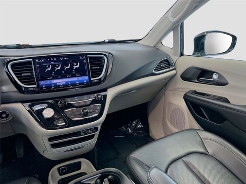 Used 2024 Chrysler Pacifica Touring-L image 23