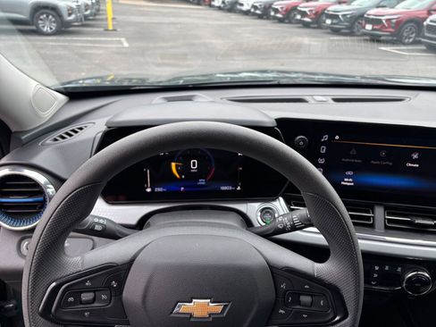 Used 2025 Chevrolet Trax LT image 28