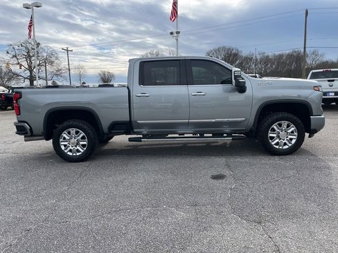 Used 2024 Chevrolet Silverado 3500 High Country w/ High Country Premium Package image 4