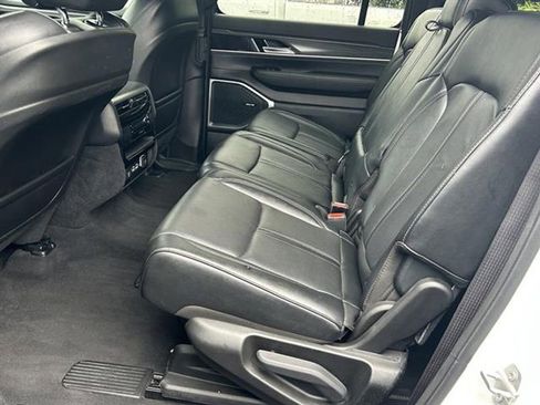 Used 2023 Jeep Wagoneer L Series II image 25