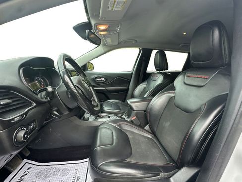 Used 2019 Jeep Cherokee Trailhawk w/ Cold Weather Group image 9