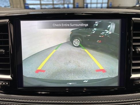 Used 2025 Chrysler Pacifica Limited image 17