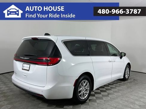 Used 2024 Chrysler Pacifica Touring-L FWD image 5