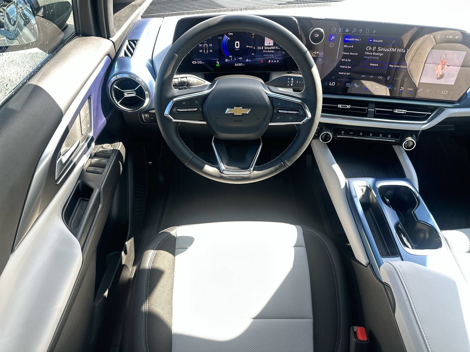 Used 2024 Chevrolet Equinox EV LT FWD image 17
