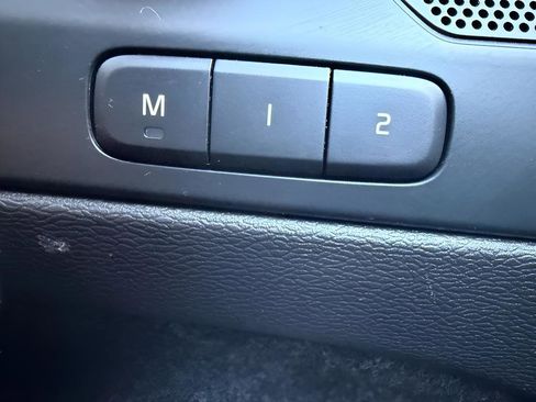 Used 2023 Volvo XC40 B5 Plus image 19