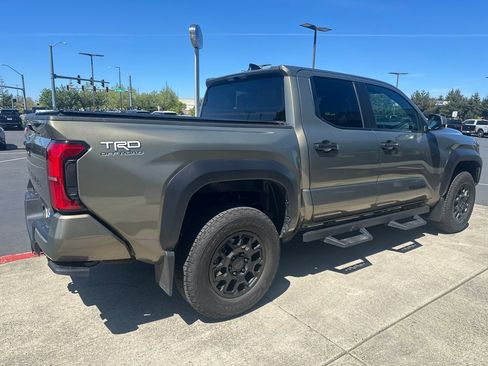 Used 2025 Toyota Tacoma TRD Off-Road AWD/4WD image 4