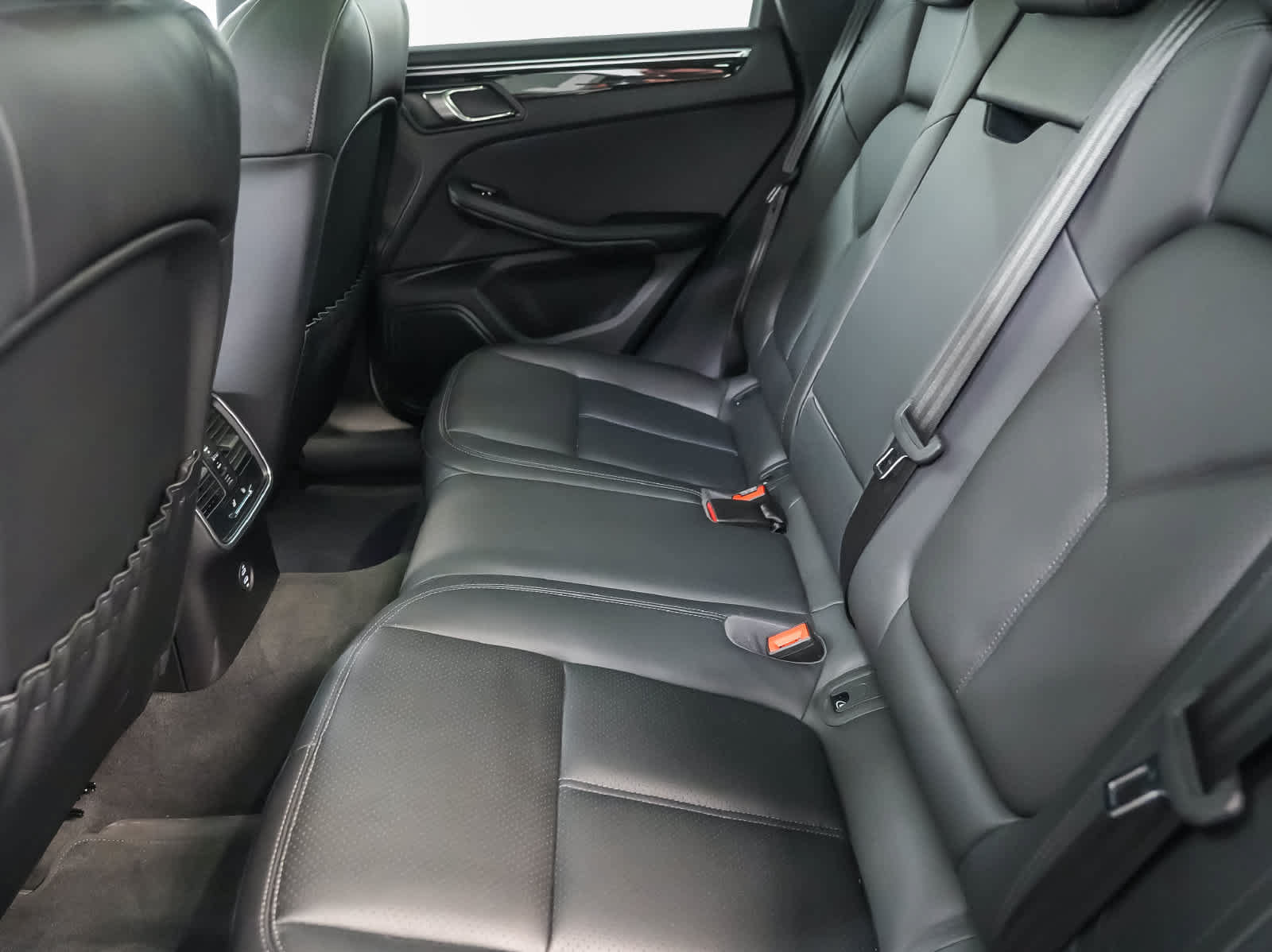 Certified 2023 Porsche Macan S AWD/4WD image 23