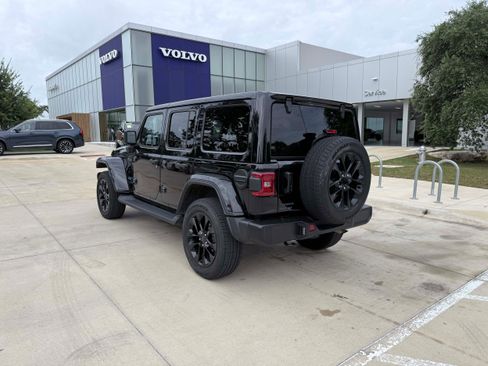 Used 2025 Jeep Wrangler Unlimited Sahara AWD/4WD image 4