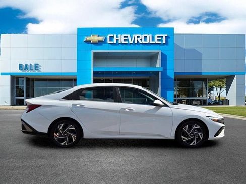 Used 2025 Hyundai Elantra Limited w/ Cargo Package FWD image 2
