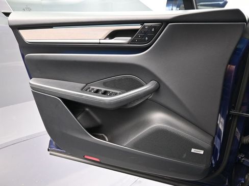 Used 2024 Porsche Macan 4 Electric image 6