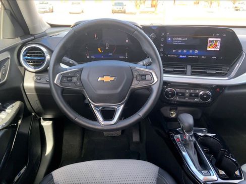 Used 2025 Chevrolet Trax LT w/ LT Convenience Package image 6