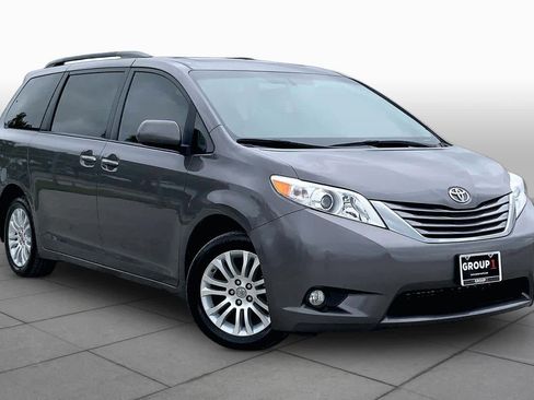 Used 2017 Toyota Sienna XLE FWD image 3