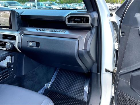 Used 2025 Toyota Tacoma SR5 AWD/4WD image 18