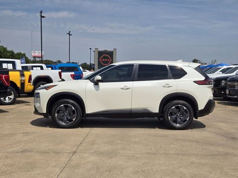 Used 2023 Nissan Rogue SV image 3