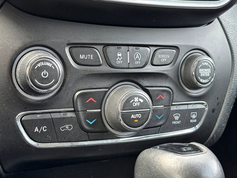 Used 2020 Jeep Cherokee Latitude Plus image 19