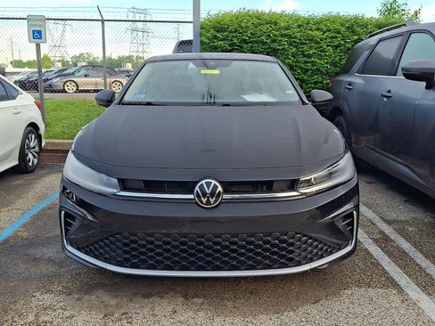 Used 2025 Volkswagen Jetta SE FWD image 2