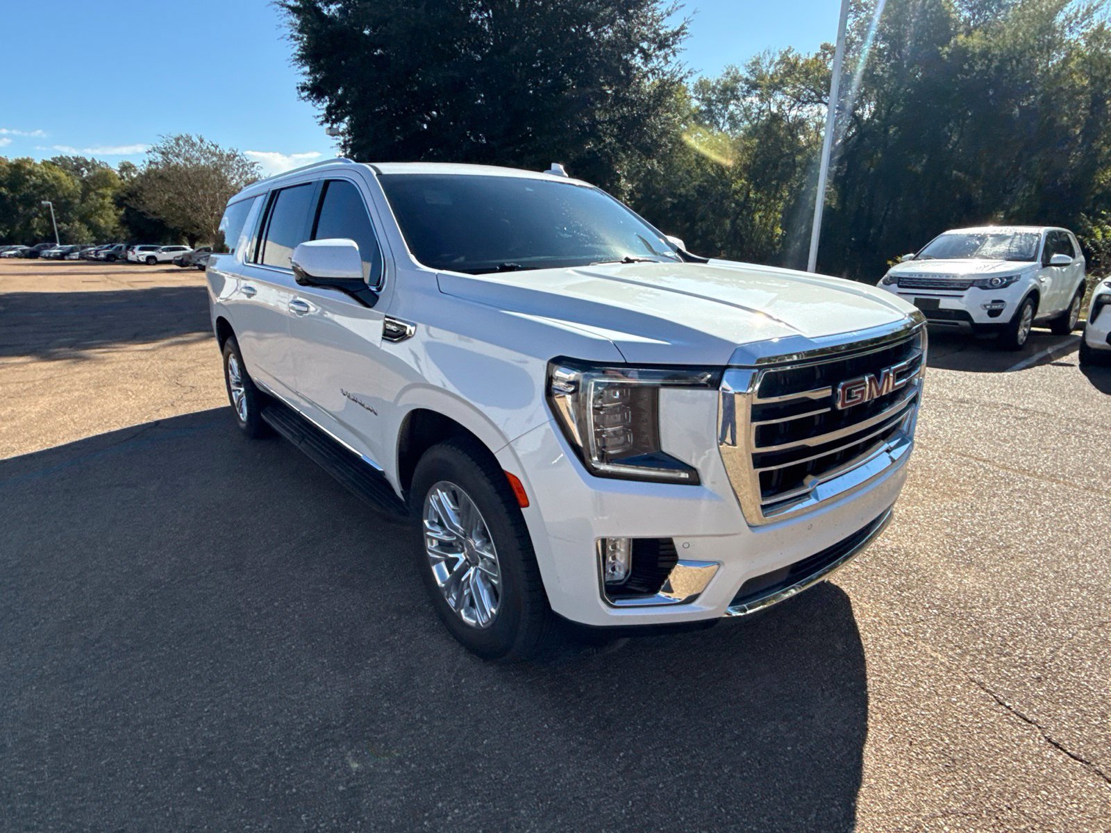 Used 2023 GMC Yukon XL SLT w/ SLT Premium Package RWD image 3
