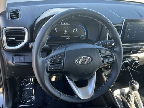 Used 2025 Hyundai Venue SEL image 11