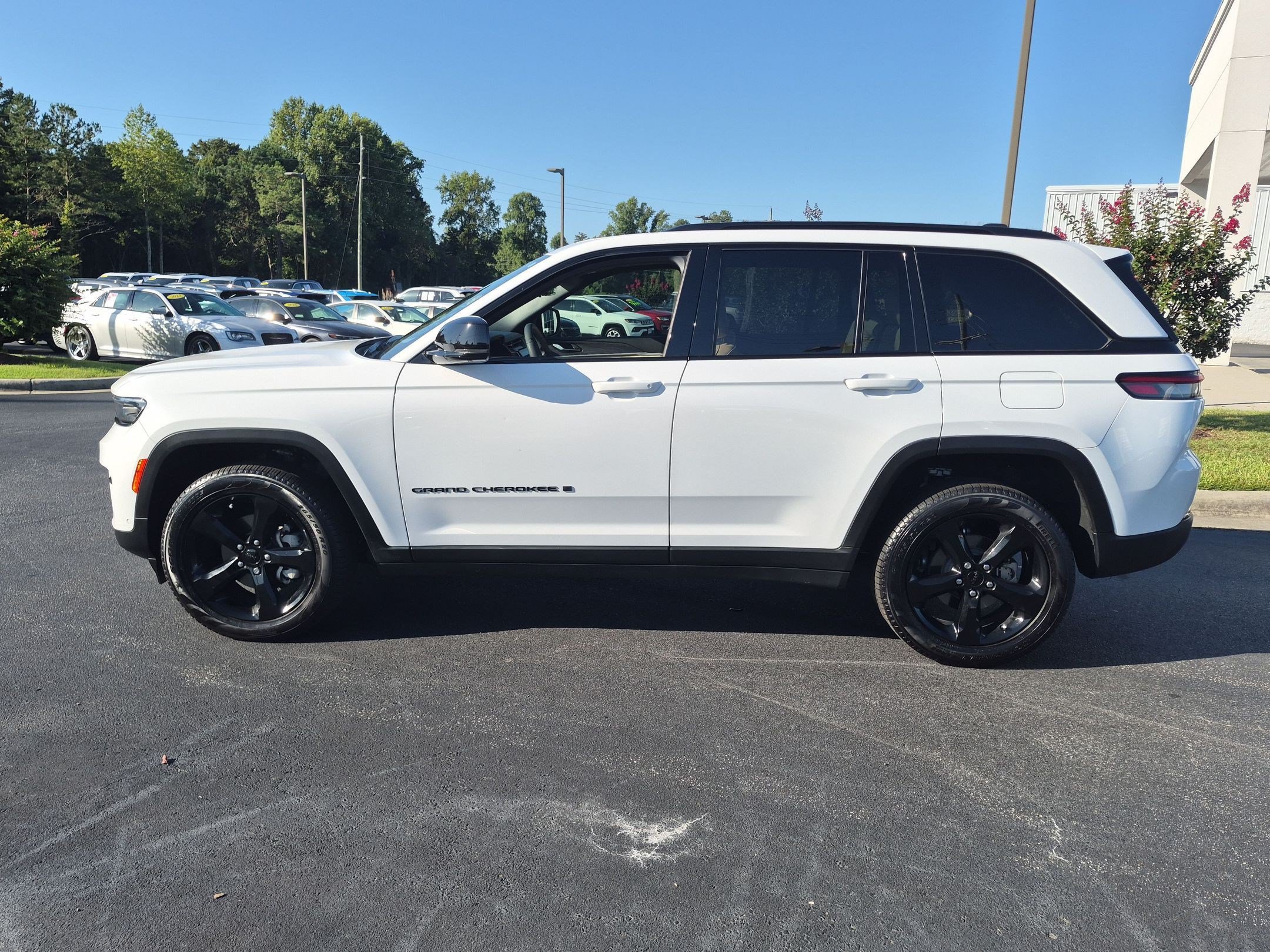 Used 2025 Jeep Grand Cherokee Limited w/ Luxury Tech Group II AWD/4WD image 6