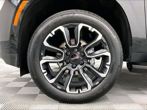 Used 2025 GMC Yukon Elevation w/ Elevation Premium Package AWD/4WD image 10
