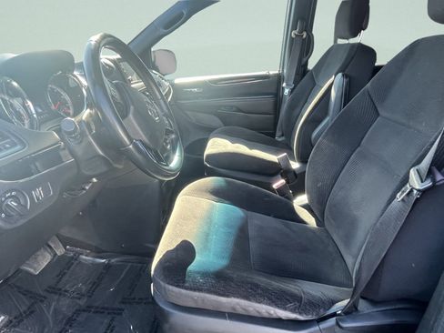 Used 2017 Dodge Grand Caravan SE image 10