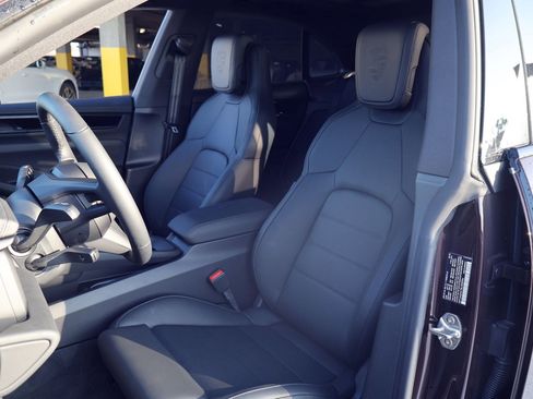 New 2025 Porsche Macan 4 Electric image 5