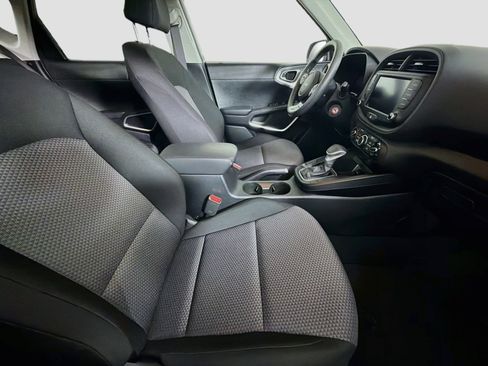 Used 2025 Kia Soul LX w/ LX Technology Package FWD image 28