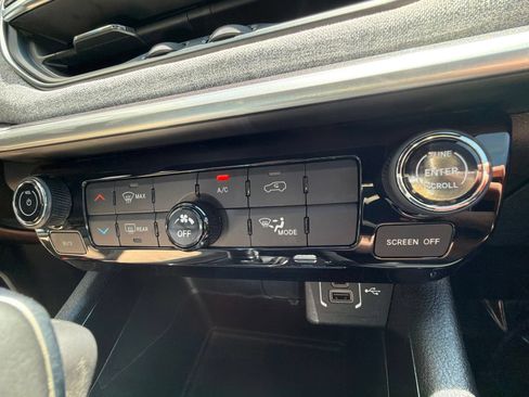 Used 2023 Jeep Compass Latitude AWD/4WD image 21
