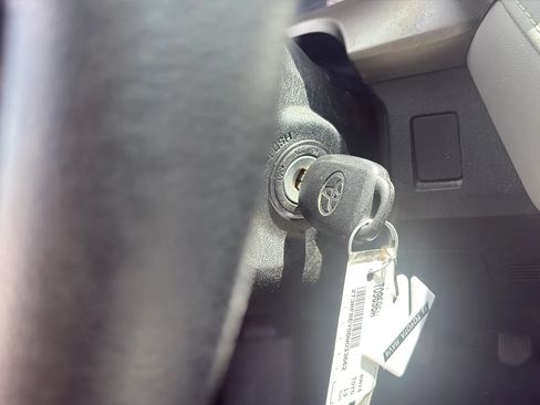 Used 2013 Toyota RAV4 XLE AWD/4WD image 18