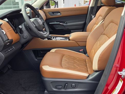 New 2026 Nissan Pathfinder Platinum FWD image 3
