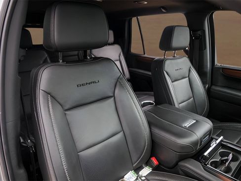 Used 2025 GMC Yukon Denali image 32
