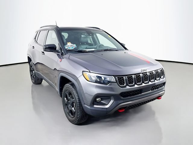 Used 2024 Jeep Compass Trailhawk w/ Sun and Sound Group AWD/4WD image 3