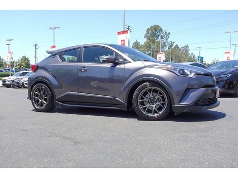 Used 2019 Toyota C-HR XLE FWD image 5