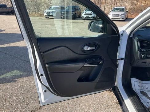 Used 2023 Jeep Cherokee Altitude Lux image 13