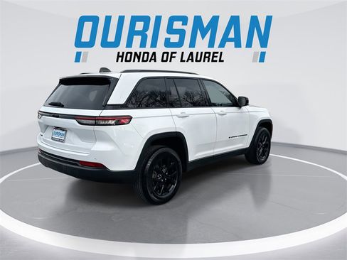 Used 2024 Jeep Grand Cherokee Altitude image 8