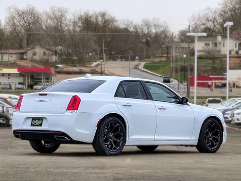 Used 2019 Chrysler 300 Touring w/ Sport Appearance Package image 7