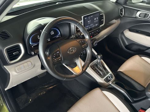 Used 2024 Hyundai Venue SEL FWD image 13