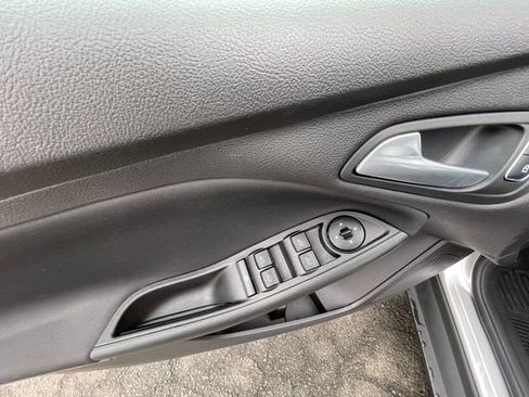 Used 2018 Ford Focus SE w/ Cold Weather Package image 11