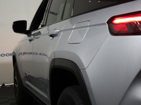 Used 2024 Jeep Grand Cherokee Limited image 10