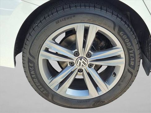 Used 2023 Volkswagen Jetta SE w/ Panoramic Sunroof Package FWD image 22