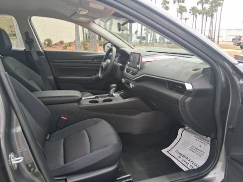 Used 2025 Nissan Altima 2.5 S FWD image 10